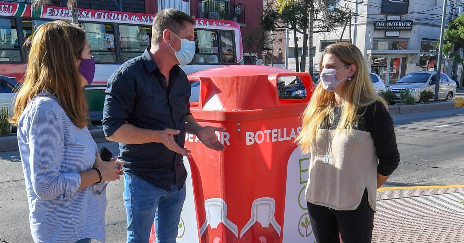 San Fernando continúa instalando campanas de ´Botellas de Amor´ para reciclar plásticos de un solo uso