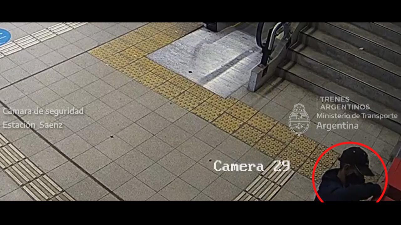 Intentó robar un matafuegos de la estación, fue visualizado por las cámaras de trenes argentinos y terminó detenido