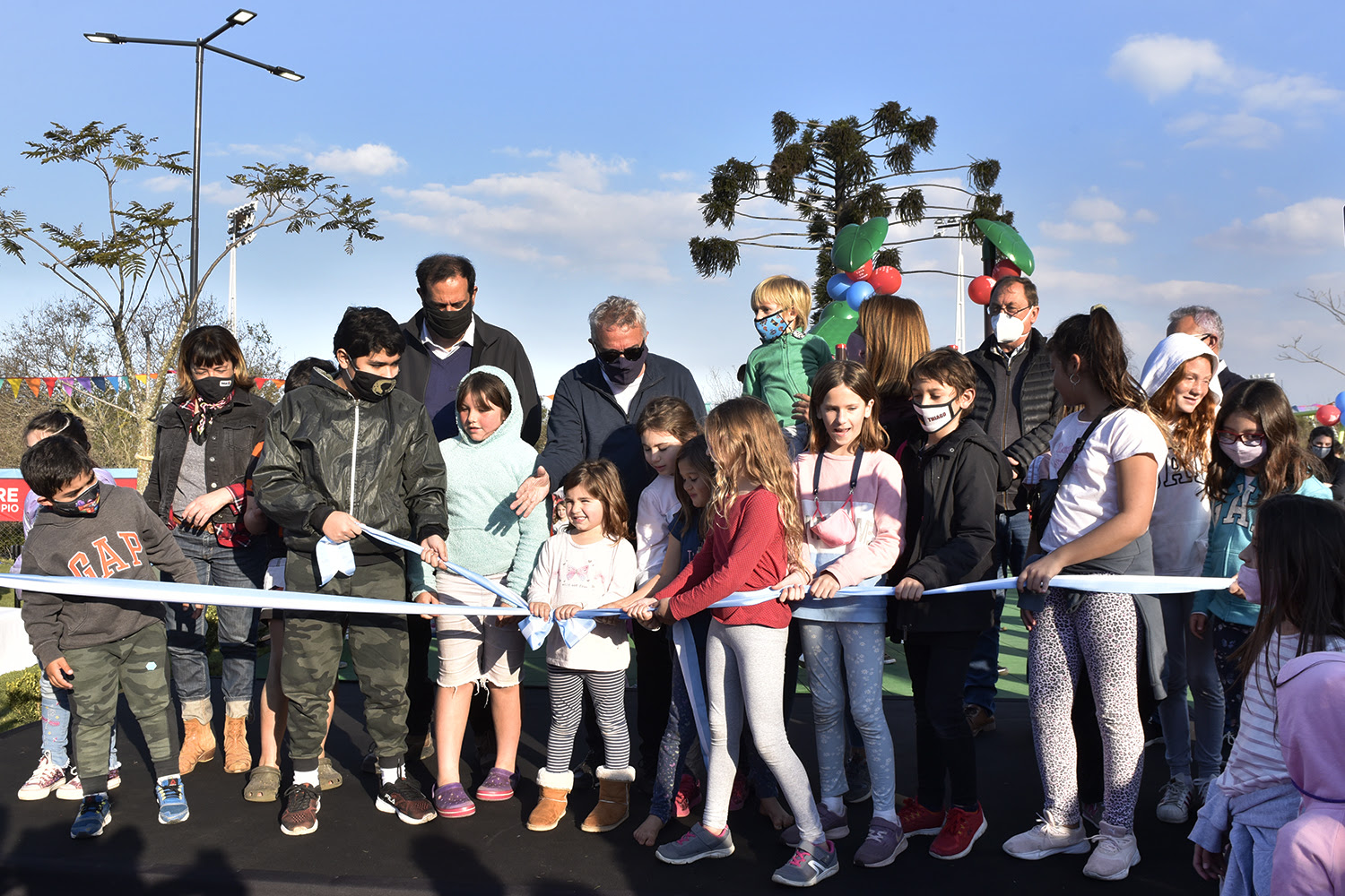 Julio y Gisela Zamora inauguraron la nueva Plaza Araucaria en Nuevo Delta  