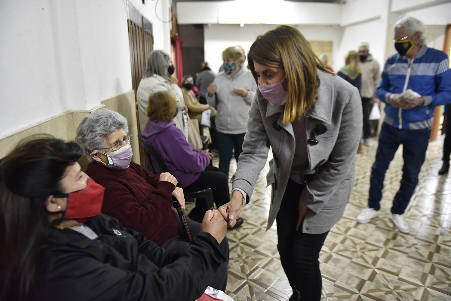 La concejala Gisela Zamora acompañó la entrega de nuevos anteojos a adultos mayores de Tigre centro