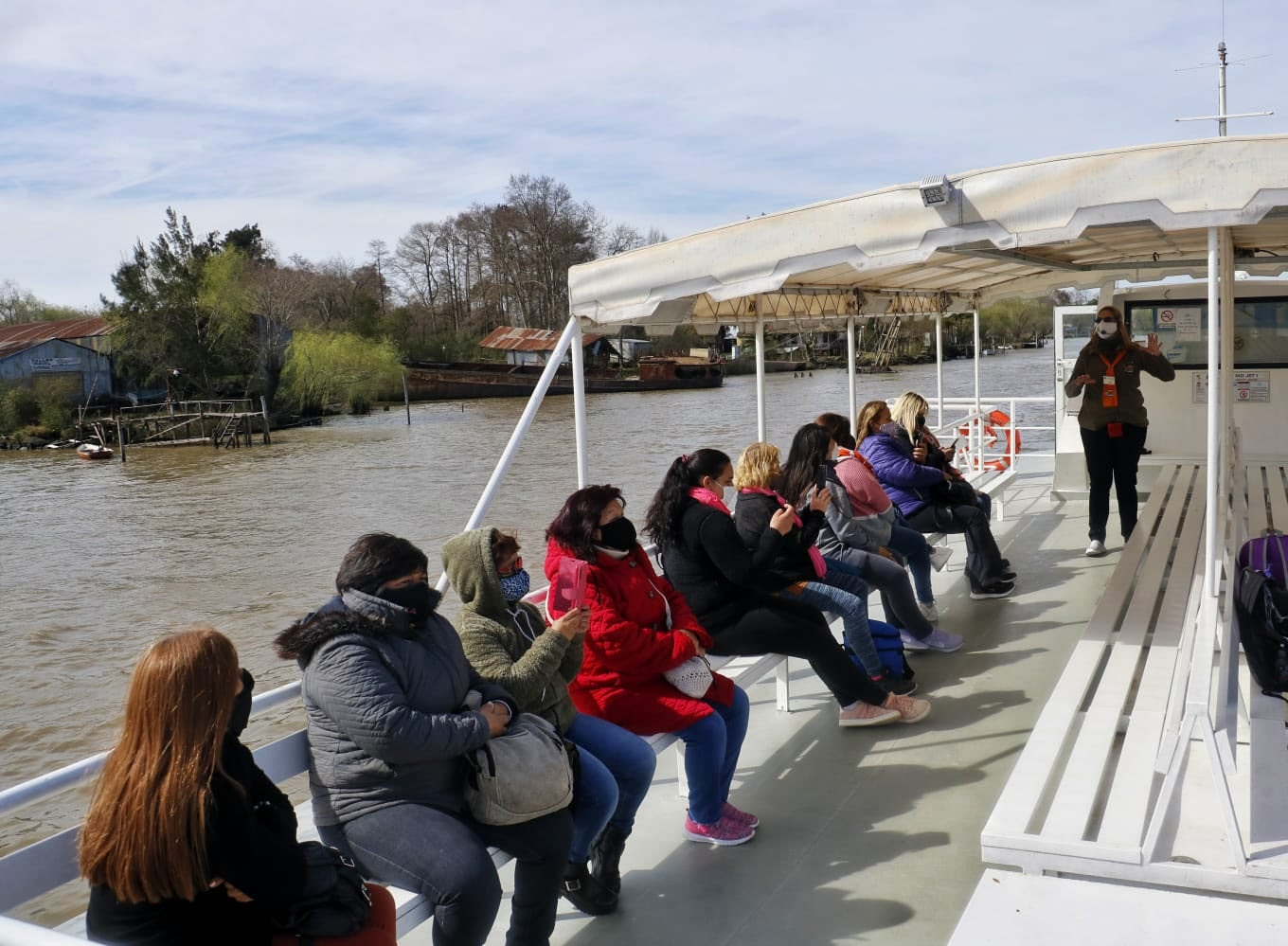 Programa Mujeres Navegando: Gisela Zamora acompañó el paseo de vecinas por el Delta de Tigre 