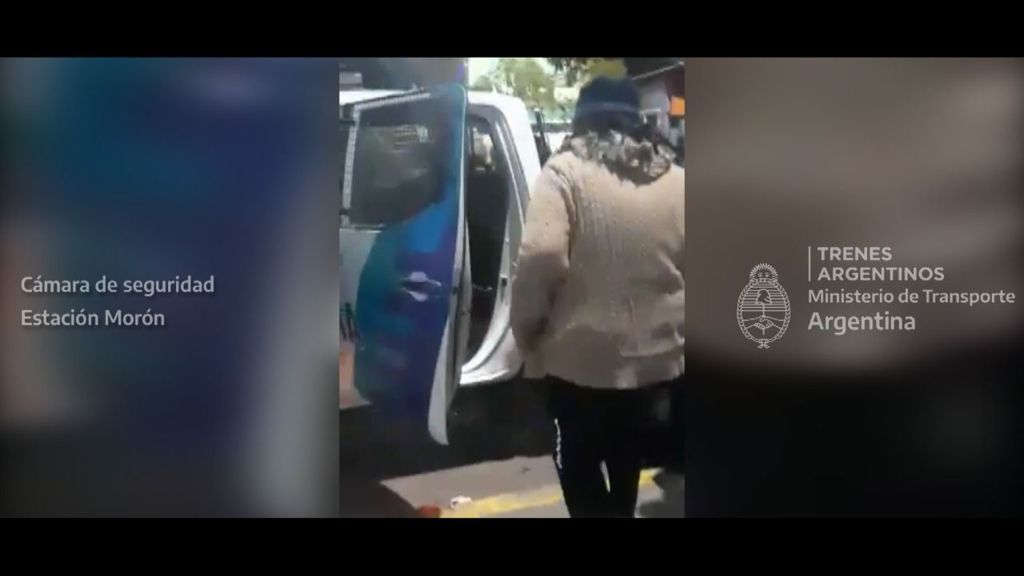 Una pasajera quiso arrebatarle en el tren el celular a otra mujer y la golpeó. fue seguida por las cámaras de trenes argentinos 