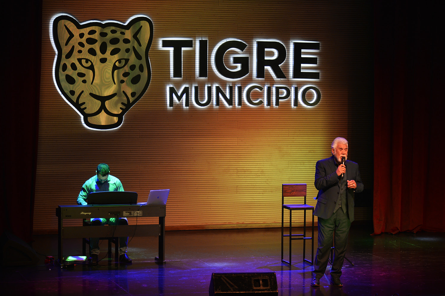 Raúl Lavié brilló en el retorno de los espectáculos presenciales del Teatro Municipal Pepe Soriano