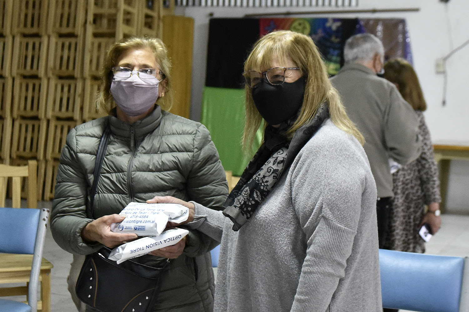 Gisela Zamora acompañó una nueva entrega de anteojos a adultos mayores en El Talar