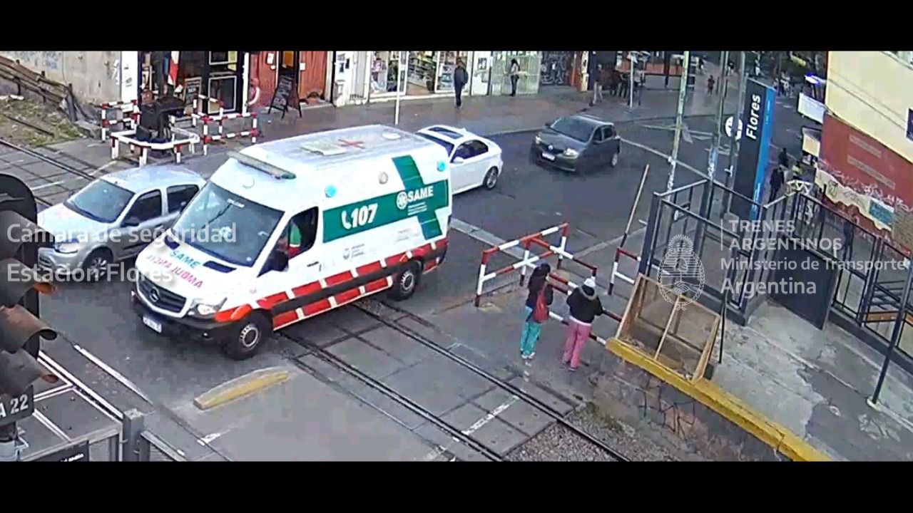 Estación Flores: un pasajero se descompensó sobre el tren y fue rápidamente atendido por la ambulancia ante el pedido del Centro de Monitoreo.