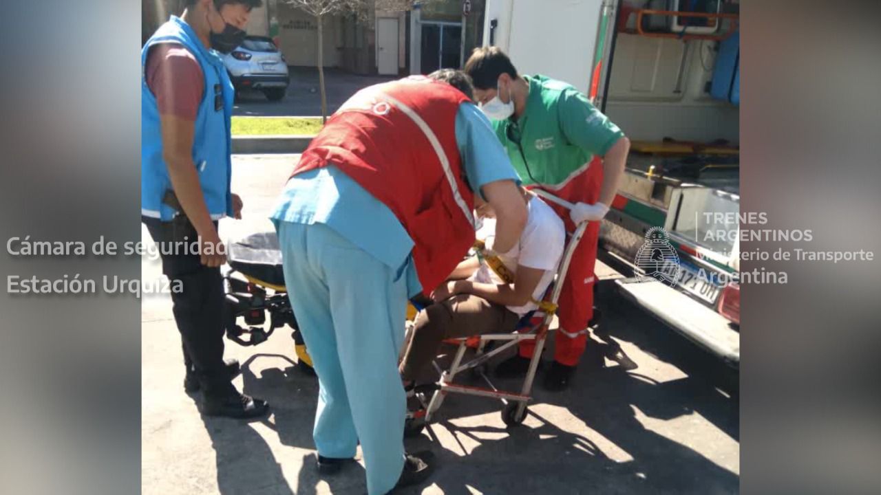 Estación Urquiza: Un hombre se descompuso sobre el tren y fue rápidamente atendido por la ambulancia ante el pedido del Centro de Monitoreo.