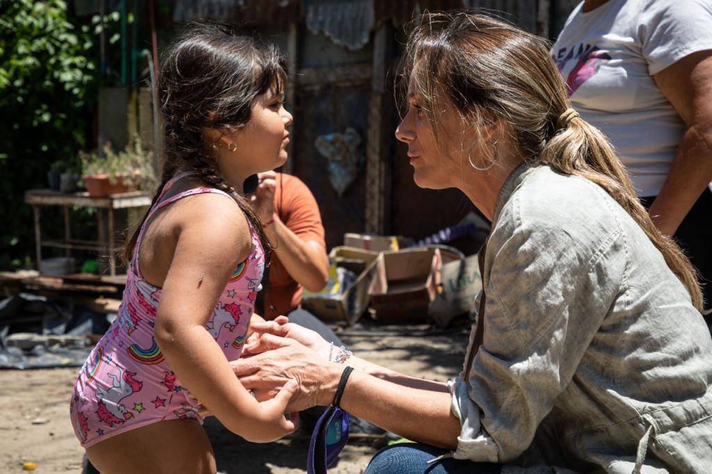 Malena Galmarini recorrió junto a Fernanda Miño obras de agua y electricidad en el barrio San Lorenzo, en Tigre