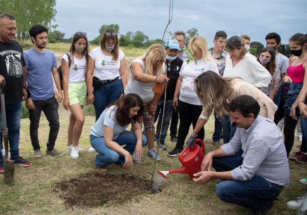 Malena Galmarini participó de la primera plantación de árboles del programa EcoAySA en Moreno
