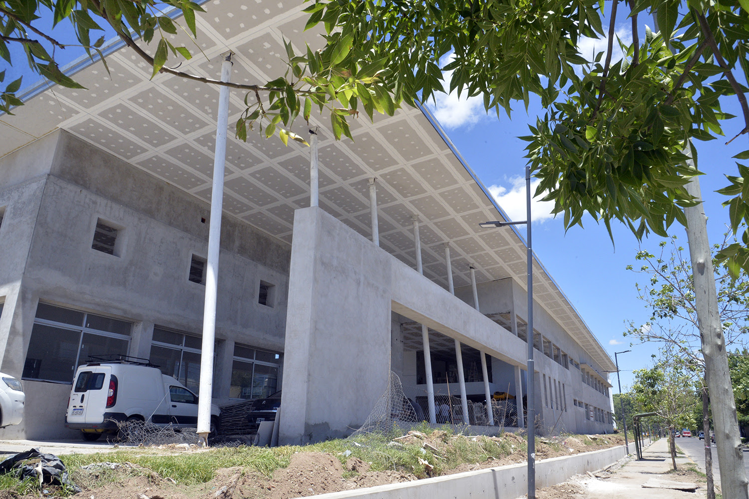 El intendente Julio Zamora supervisó el avance de obras en el nuevo edificio de la secundaria N°19 en Troncos del Talar