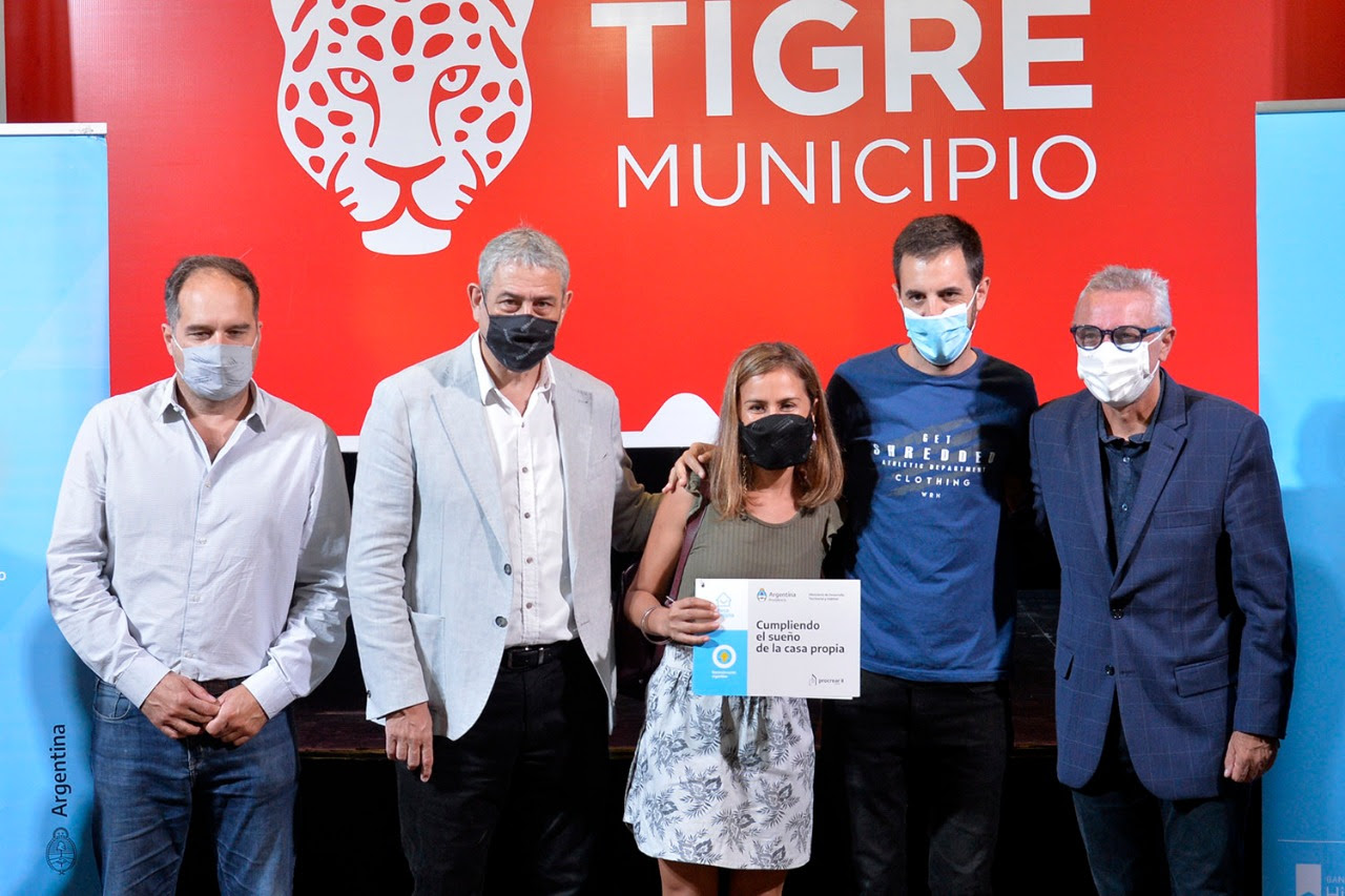 Julio Zamora y Jorge Ferraresi entregaron créditos Casa Propia a familias de Tigre