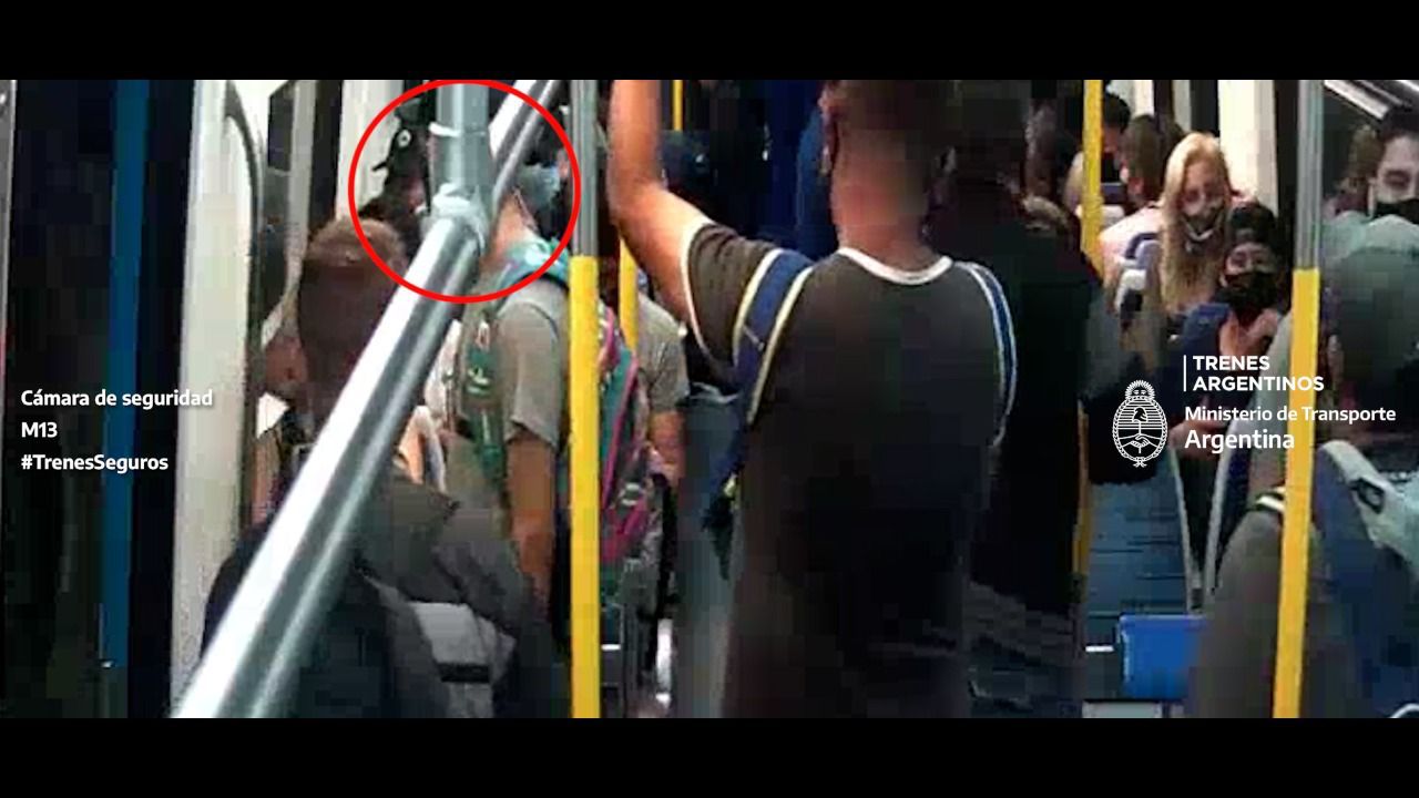 Intentó robar un celular en el tren, fue abordado por los pasajeros, la escena fue vista por el Comando Trenes Seguros y terminó detenido.