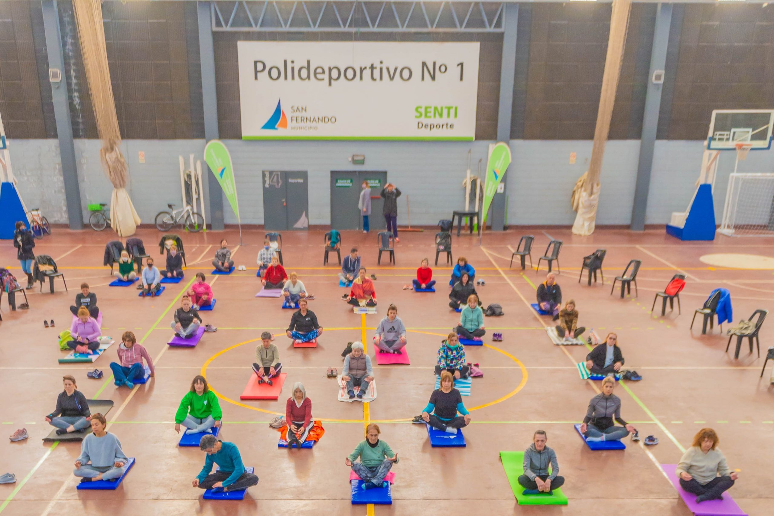 Cientos de vecinos y vecinas de San Fernando practican Yoga en los Polideportivos